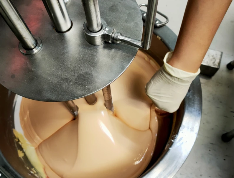 Storage equipment, agitation   And Mixtures For The Cosmetics Industry 